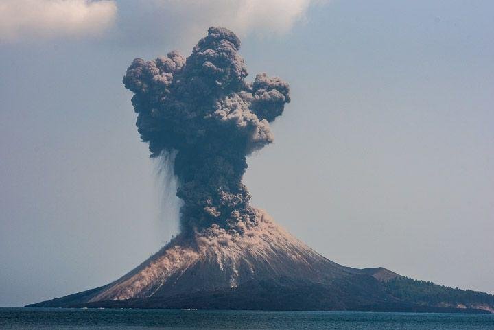 Anak Krakatau Kembali Erupsi, Warga Diminta Jauhi Kawasan Radius 3 Kilometer