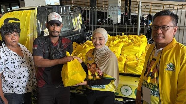 Bahlil Salurkan Bantuan Sembako kepada Sopir Angkot di Surabaya, Perkuat Kepedulian Sosial